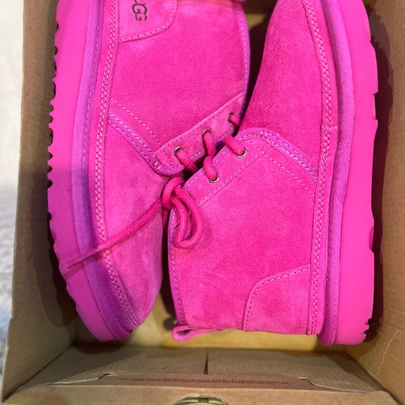 Girls pink UGG. Size 3, gently used. Worn once. Like new. - Picture 6 of 7